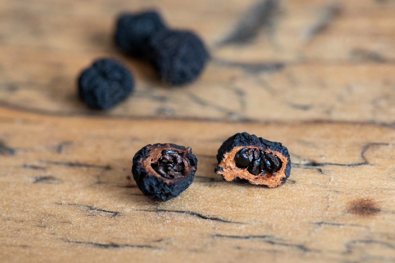 Tasmanischer Beeren - Pfeffer halbiert von innen