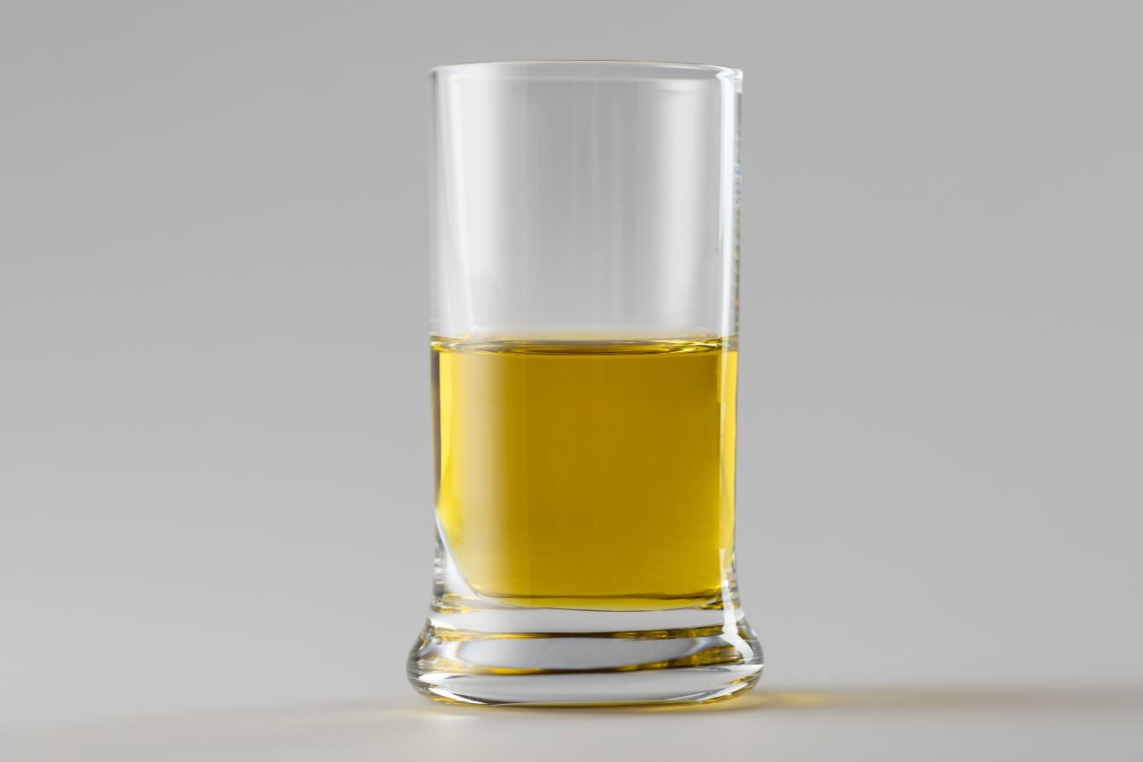 Natives Olivenöl aus Kreta Griechenland Extra Virgin Goldgeb im Glas