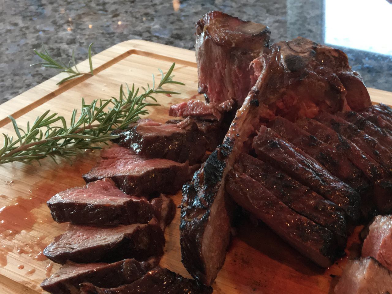 BBQ Rub auf T-Bone Steak aufgeschnitten