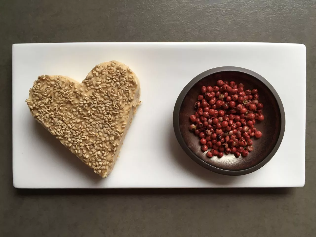 Rosa Pfefferberen mit Kräuterbutter Herz