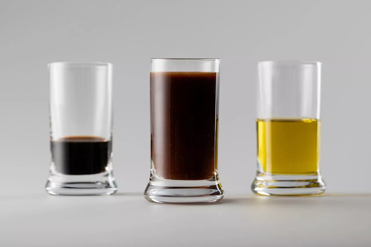 Olivenöl und Aceto Balsamico mit Saltdressing im Glas