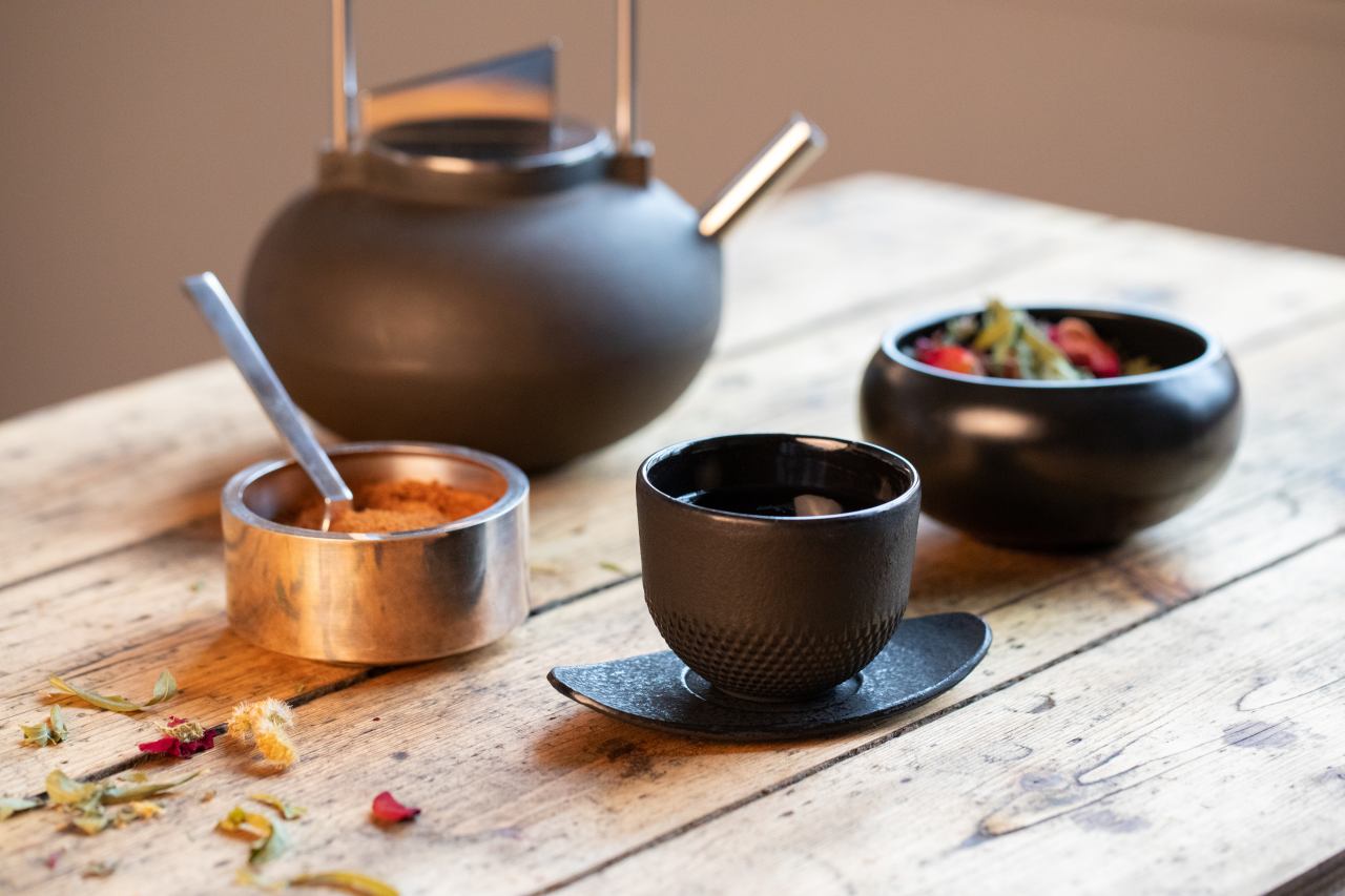 Masala Chai in Teekanne aus Gusseisen