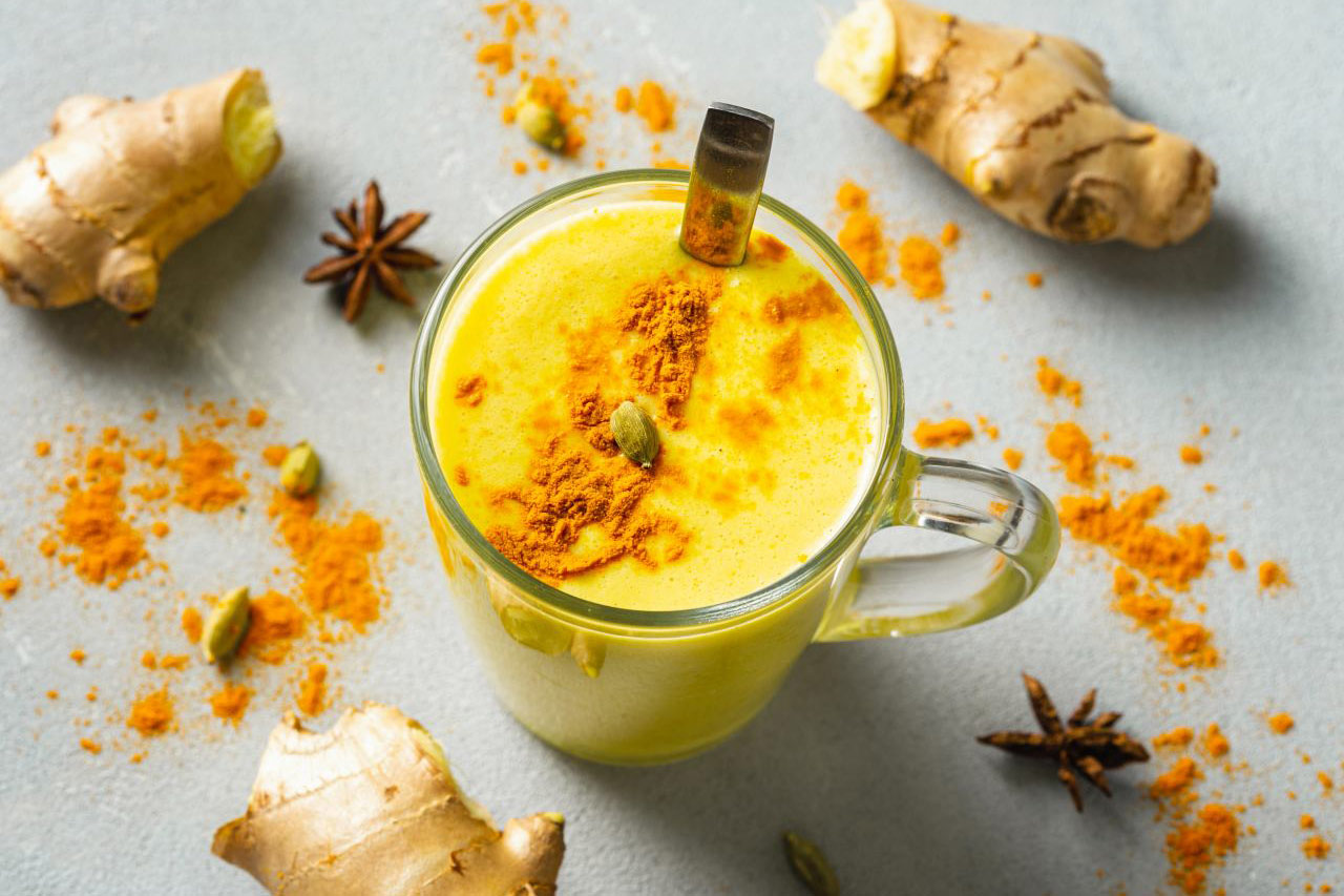 Chai-Tee-mit-Ingwer Goldene Milch mit Ingwer Wurzel